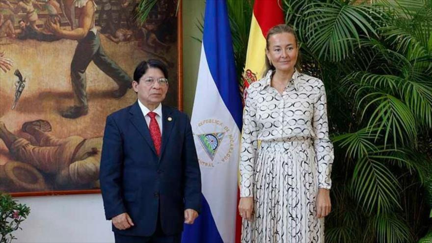 El canciller nicaragüense, Denis Moncada, recibe a la nueva embajadora de España, Pilar María Terrén, en Managua, 27 de julio de 2022.