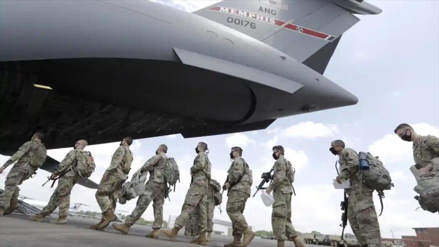 Las tropas de EE.UU. en Tennessee abordan un avión para ir a Washington en 2020. (Foto: AP)