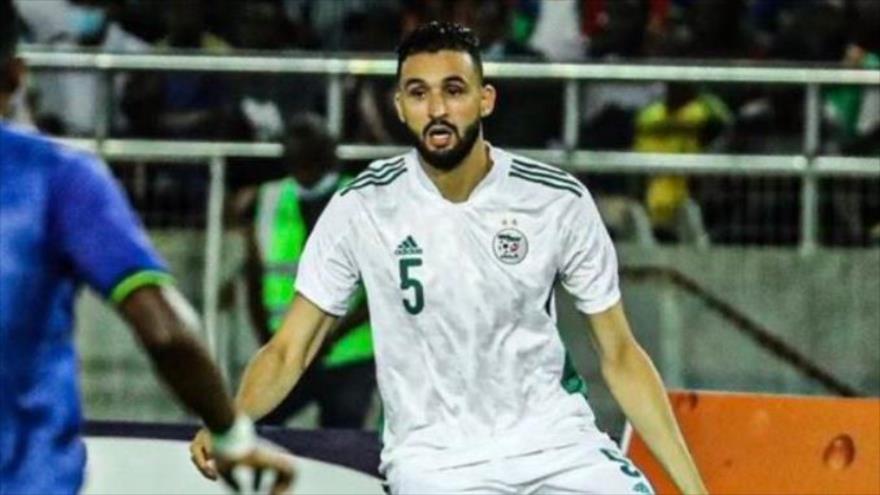 Futbolista argelino, Ahmed Touba, en un partido de su selección nacional.