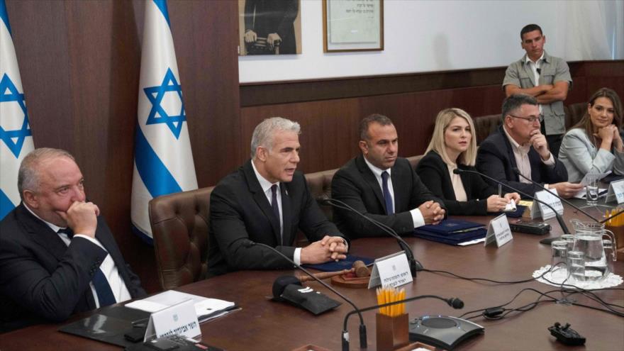 El primer ministro israelí, Yair Lapid, (2.º izq.) en una reunión del gabinete en Al-Quds (Jerusalén), 10 de julio de 2022. (Foto: AFP)