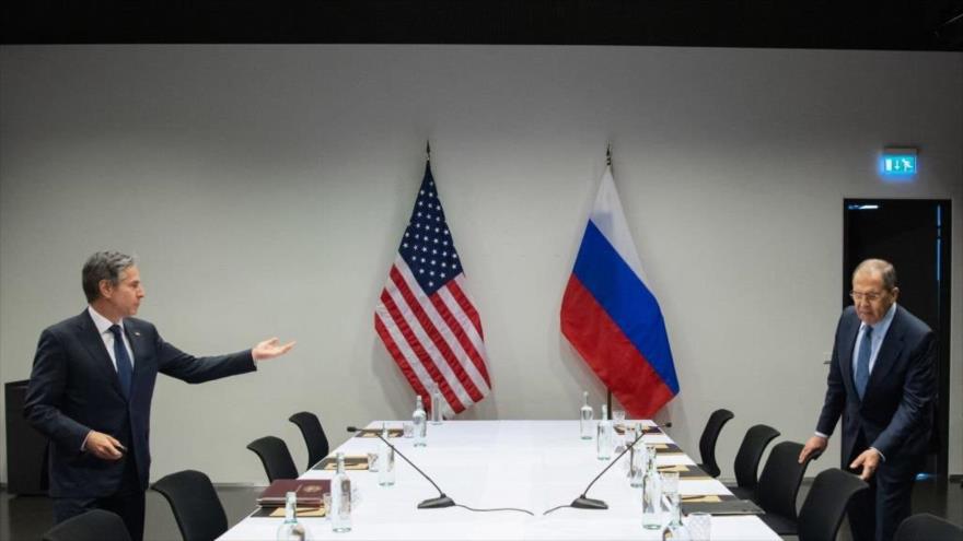 Secretario de Estado de EE.UU., Antony Blinken (izda.), se reúne con el canciller ruso, Serguéi Lavrov, en Islandia, 19 de mayo de 2021. (Foto: AFP)