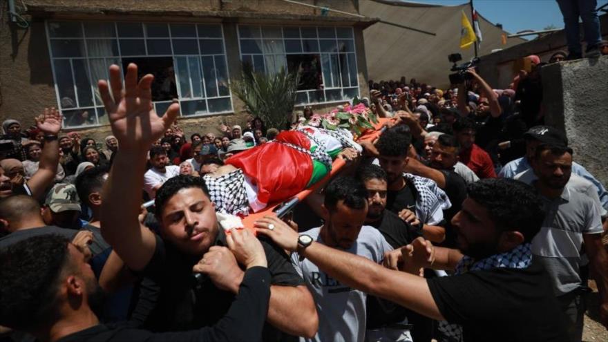 Palestinos asisten a una ceremonia fúnebre de un palestino muerto por disparos israelíes en Cisjordania, 30 de julio de 2022. (Foto: Getty Images)