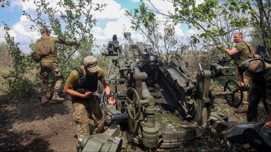 Militares ucranianos disparan un obús M777 estadounidense en el noreste del país, 28 de julio de 2022.