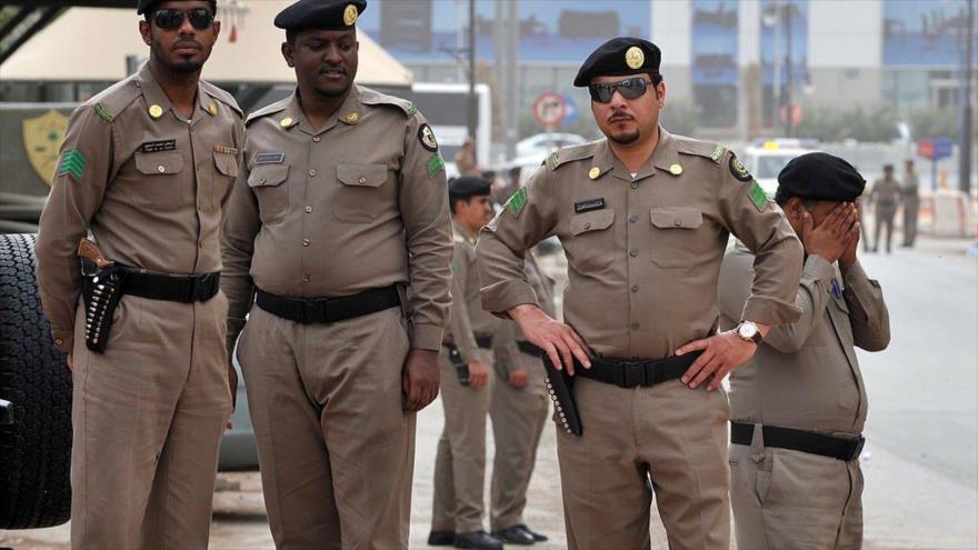 Policías saudíes montan guardia en Riad, Arabia Saudí, 11 de marzo de 2021. (Foto: AFP)