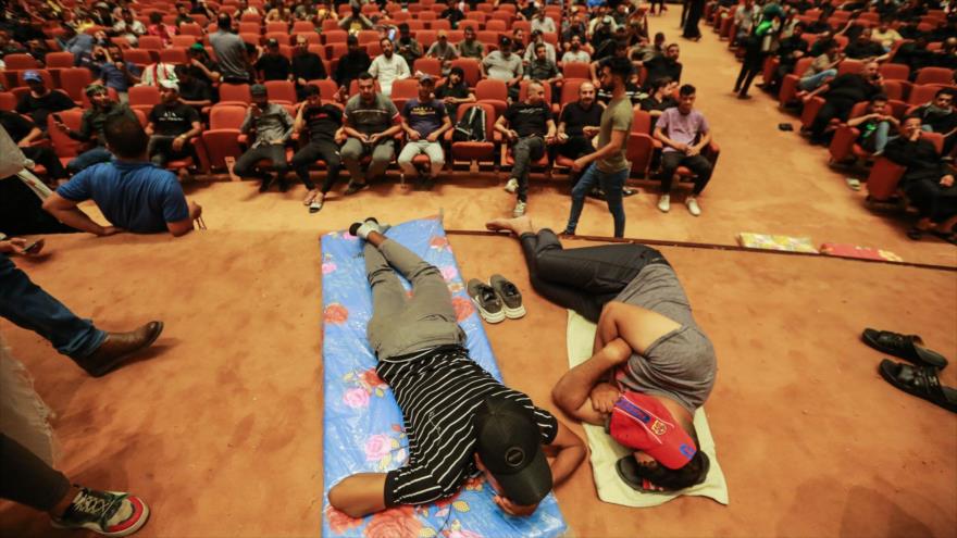 Inéditas imágenes: Partidarios de Sadr acampan en Parlamento iraquí | HISPANTV