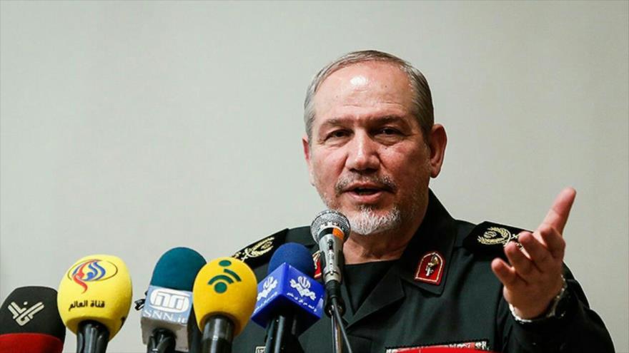 El principal asesor militar del Líder de Irán, el general de división Yahya Rahim Safavi, atiende a la prensa.