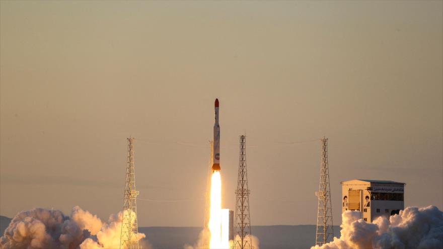 Momento del lanzamiento del cohete portador de satélites iraní ‘Simorq’ en un lugar desconocido en Irán, 30 de diciembre de 2021. 