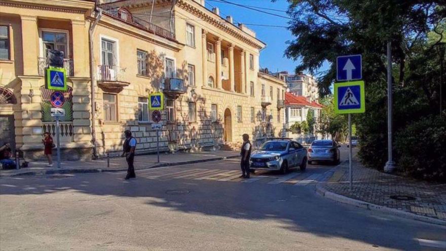 La policía bloquea una calle luego de un ataque con drones contra la sede de la Flota rusa en Sebastopol, Crimea, 31 de julio de 2022. (Foto: Reuters)