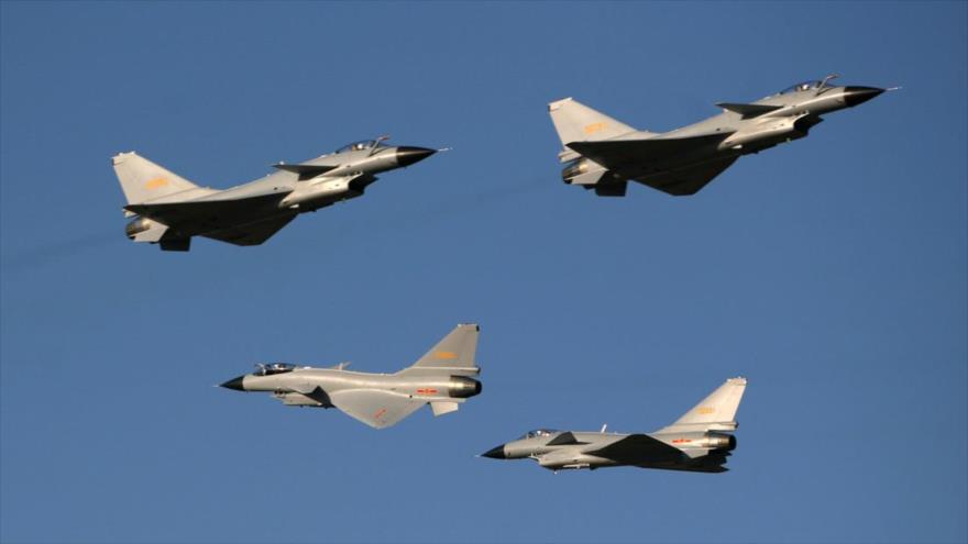 Los cazas de combate polivalentes J-10, de fabricación china, durante un espectáculo aéreo en Pekín.