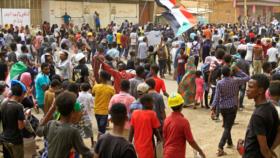 Miles de personas protestan contra el gobierno militar en Sudán