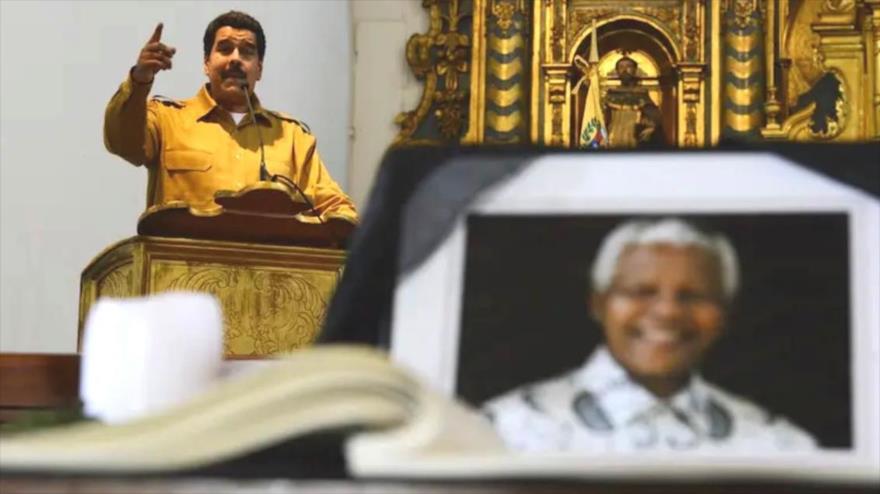 El presidente de Venezuela, Nicolás Maduro, en una misa en la iglesia San Francisco de Asís, en Caracas, en honor a Nelson Mandela, diciembre de 2013.