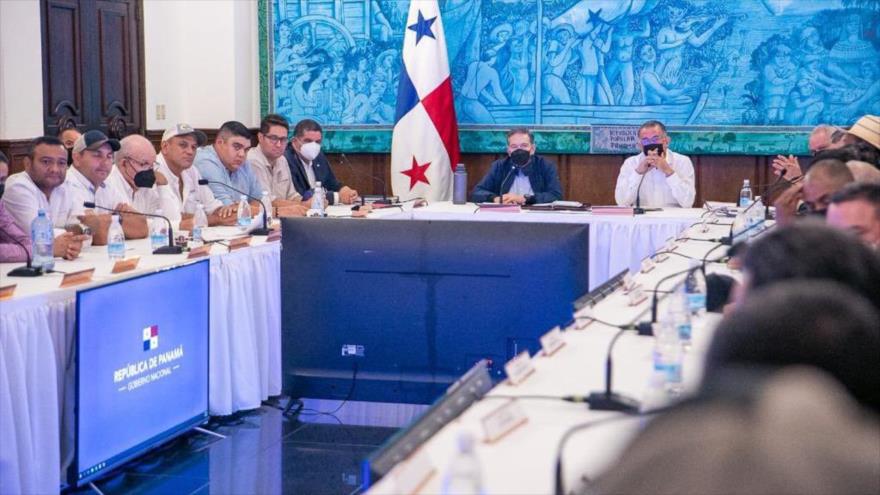 Una sesión de la mesa única de diálogo entre el Gobierno y los gremios panameños para poner fin a las protestas.