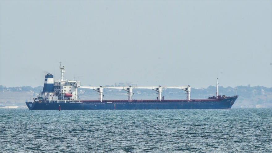 El Buque Razoni, con carga de grano sale del puerto de Odesa, Ucrania, 1 de agosto de 2022.