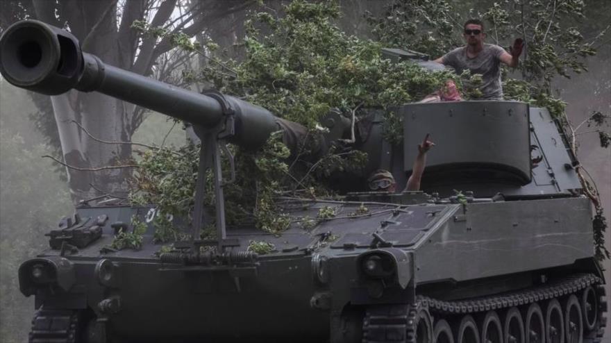 Militares ucranianos montan un obús autopropulsado M109 estadounidense en la región de Donetsk, Ucrania, 13 de junio de 2022. (Foto: Reuters)