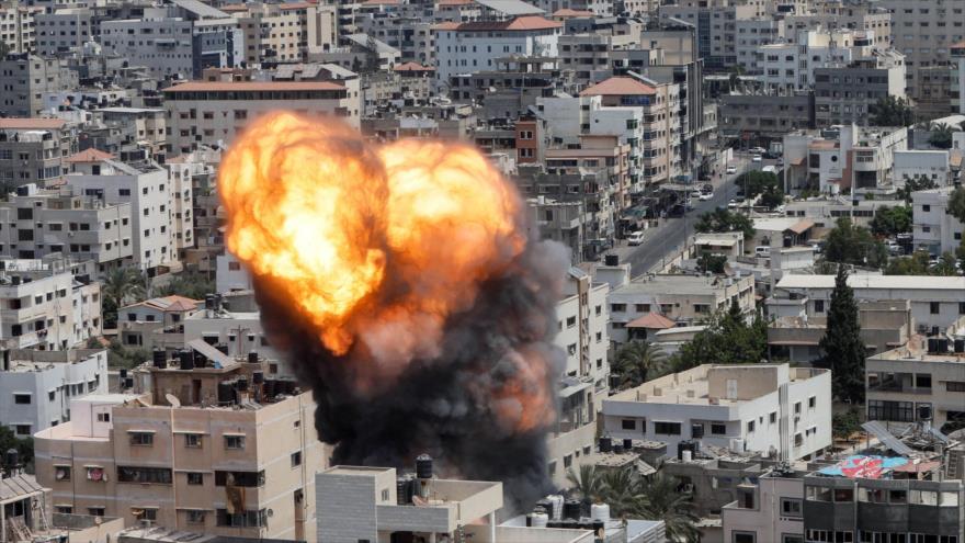 Un misil israelí impacta un edificio en la ciudad de Gaza, 6 de agosto de 2022. (Foto: Reuters)