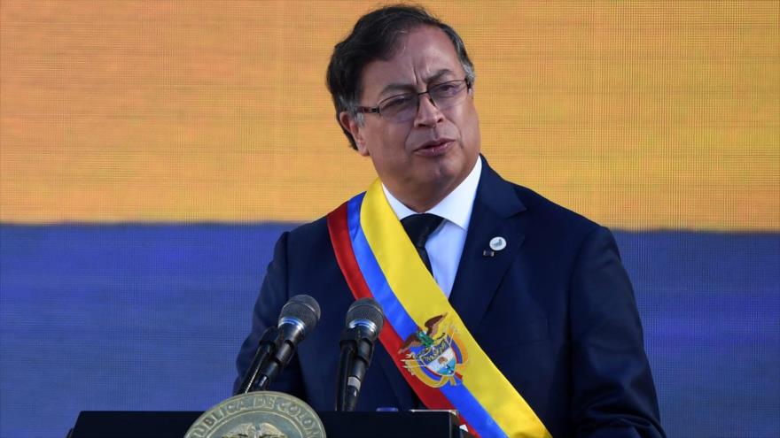 El nuevo presidente de Colombia, Gustavo Petro, ofrece un discurso tras su investidura en la Plaza de Bolívar, Bogotá, 7 de agosto de 2022. (Foto: AFP)