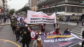 Universitarios peruanos marchan por la educación