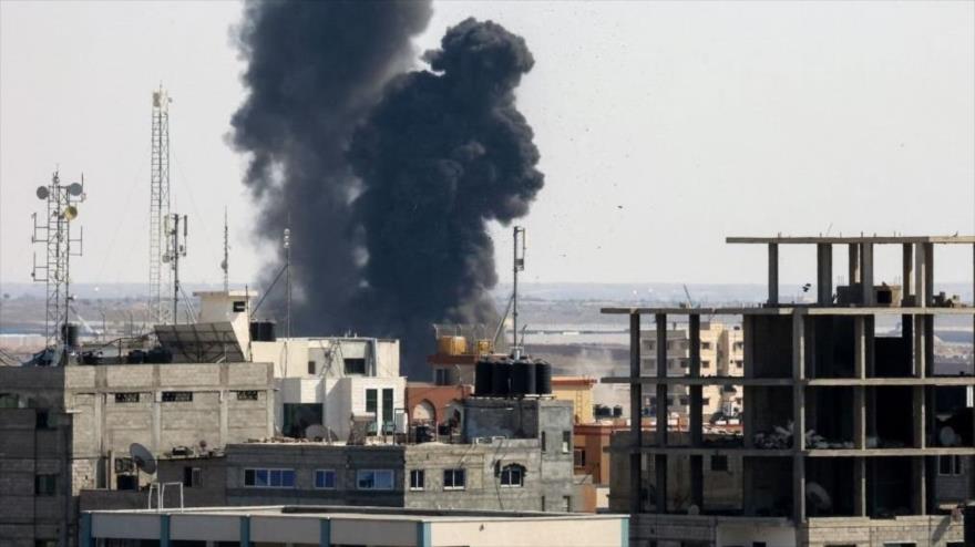 Humo se eleva tras un ataque israelí en Rafah, en el sur de la Franja de Gaza, 7 de agosto de 2022. (Foto: AFP)