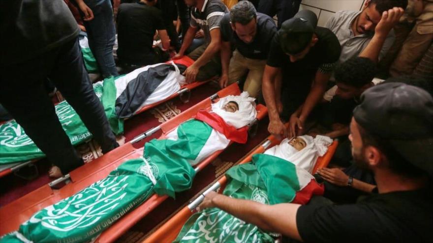 Palestinos cargan los cuerpos de tres niños que murieron en ataque aéreo israelí, Franja de Gaza, 8 de agosto de 2022. (Foto: Getty Images)