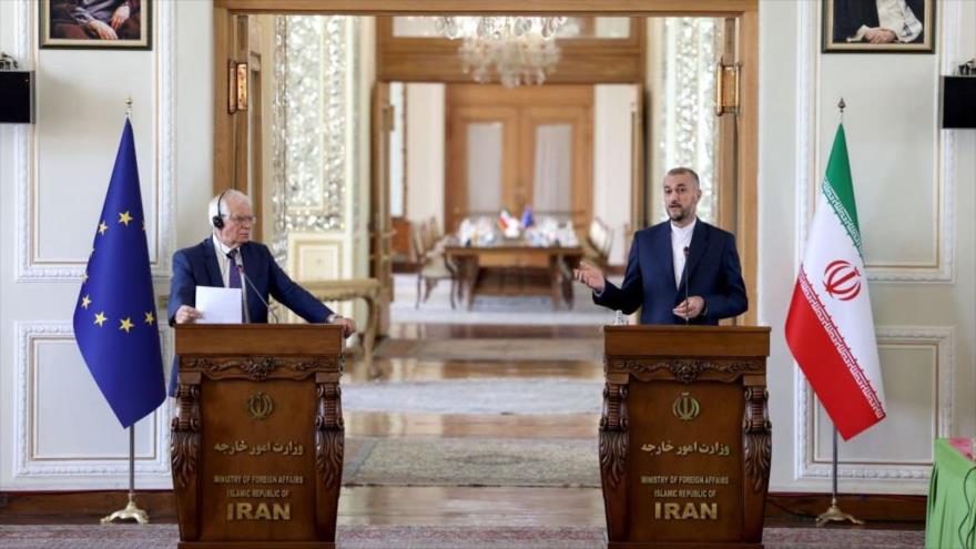 El canciller de Irán, Hosein Amir Abdolahian, (drcha.) y el jefe de la Diplomacia de Unión Europea, Josep Borrell, en Teherán, 25 de junio de 2022.