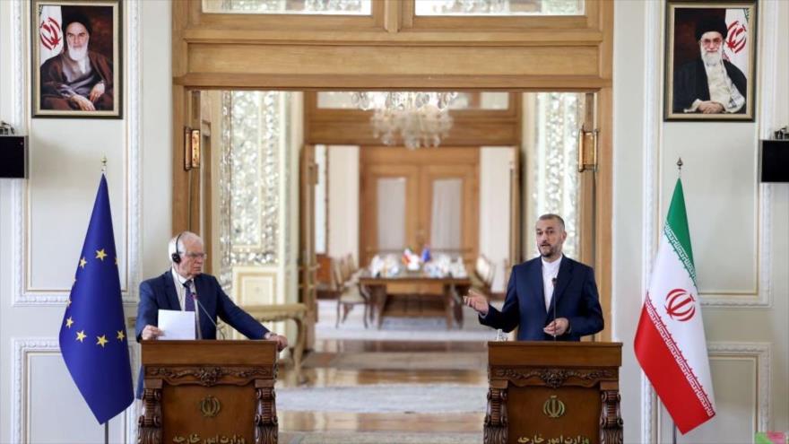 El canciller de Irán, Hosein Amir Abdolahian, (drcha.) y el jefe de la Diplomacia de Unión Europea, Josep Borrell, en Teherán, 25 de junio de 2022.
