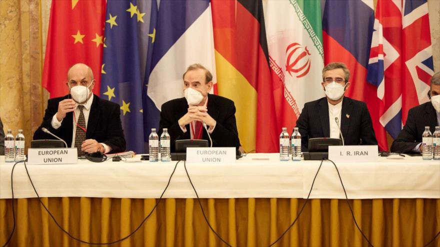 El jefe del equipo negociador iraní, Ali Baqeri Kani (dcha.) y el coordinador de la UE para negociaciones de Viena, Enrique Mora (C), reunidos en la capital austríaca.