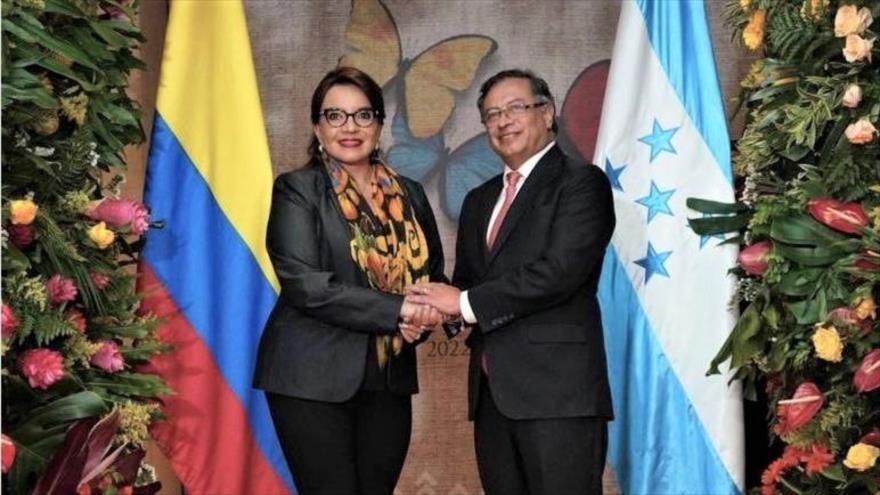 Presidenta hondureña participa en toma de posesión de Petro en Colombia