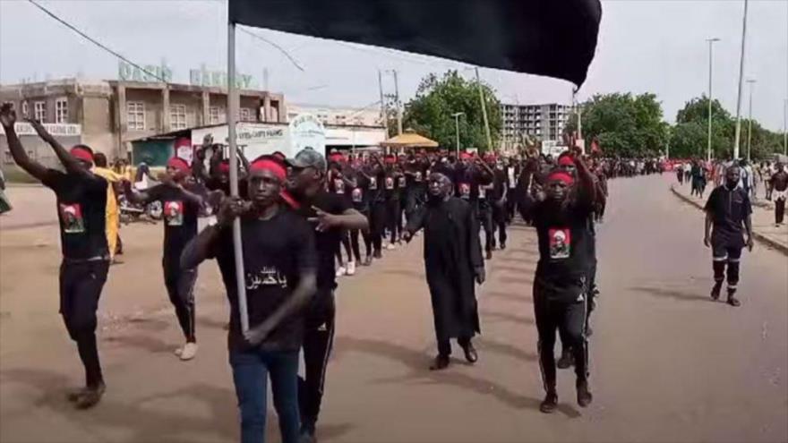 Los fieles chiíes en Nigeria participan en una procesión por el día de Ashura, 8 de agosto de 2022. (Foto tomada de un vídeo publicado por la televisión Shahidanmu TV)