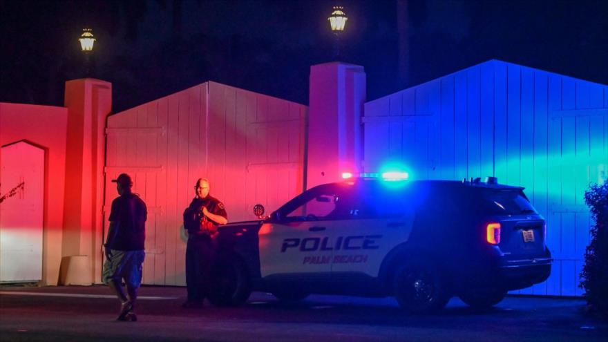 Policía de EE.UU. fuera de la residencia del expresidente de EE.UU. Donald Trump en Mar-A-Lago, Palm Beach, 8 de agosto de 2022. (Foto: AFP)