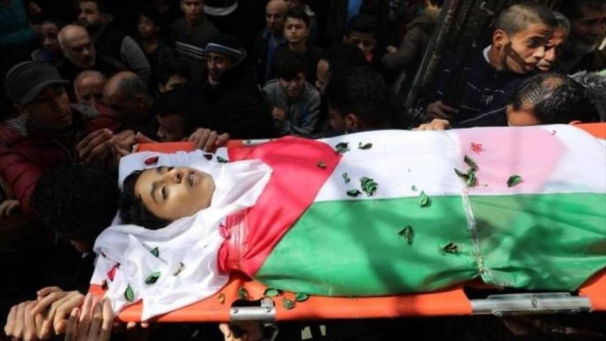 El cuerpo de Momen Yasin Yaber, un adolescente palestino de 17 años, asesinado por las fuerzas israelíes en Cisjordania, 9 de agosto de 2022.