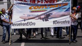 Venezolanos protestan para exigir devolución de avión retenido 