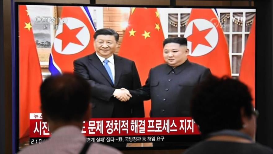 Una pantalla de televisión muestra al líder norcoreano, Kim Jong-un (dcha.), y el presidente chino, Xi Jinping, en la estación de tren de Seúl. (Foto: AFP)