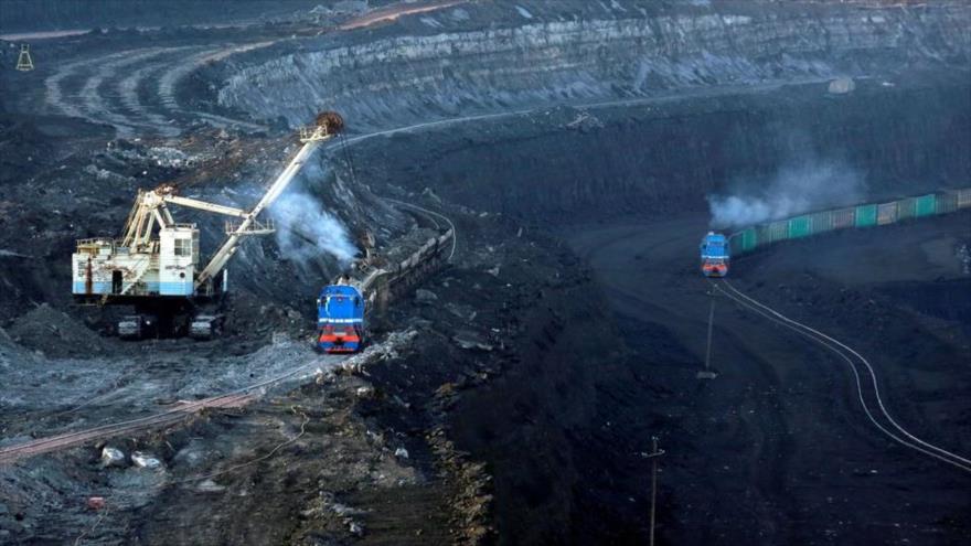 Un tren transporta carbón en la mina de Borodinsky, cerca de la ciudad siberiana de Borodino, Rusia, 26 de febrero de 2019. (Foto: Reuters)
