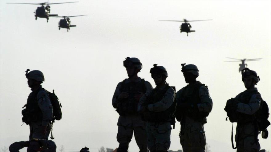 Soldados estadounidenses esperan para abordar helicópteros en la base aérea de Kandahar antes de una operación en Afganistán, 19 de mayo de 2003. (Foto: AFP)