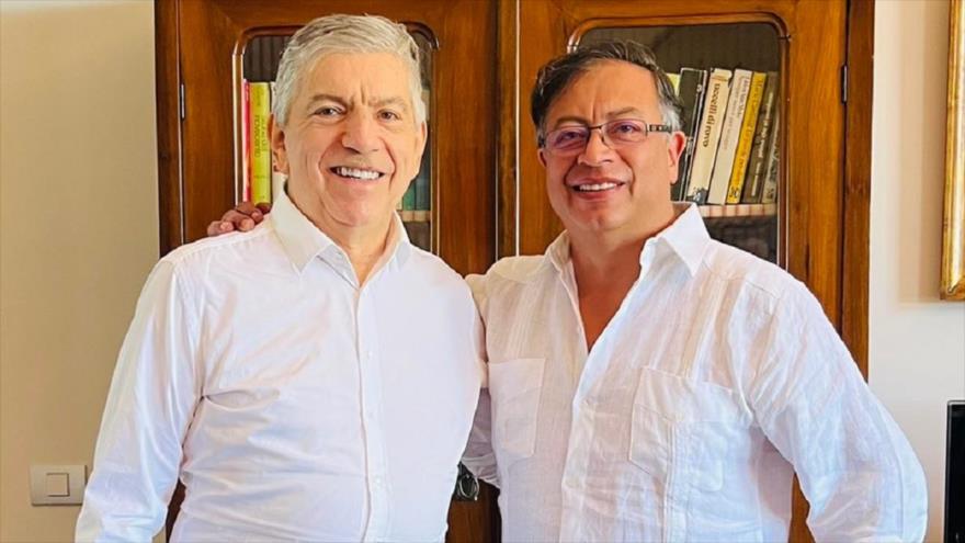 César Gaviria, expresidente de Colombia y líder del Partido Liberal (Izq.) y el presidente Gustavo Petro. 