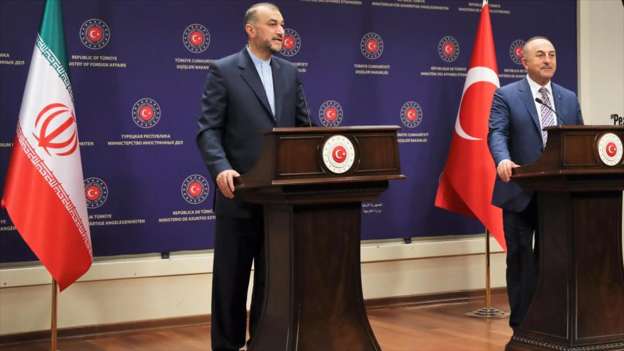El canciller de Irán, Hosein Amir Abdolahian (izda.) y su par turco, Mevlut Cavusoglu, en una conferencia de prensa en Ankara, 27 de junio de 2022.