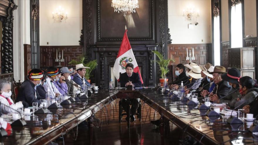 El presidente de Perú, Pedro Castillo, se reúne con principales dirigentes de las rondas campesinas, 10 de agosto de 2022. (Foto: andina.pe)