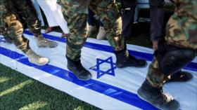 Con bandera israelí bajo pies, palestinos muestran dientes a Israel