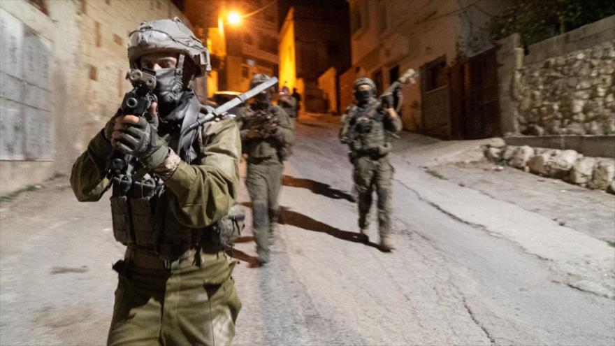 Soldados israelíes durante operaciones de arresto en Cisjordania ocupada, 10 de agosto de 2022. 