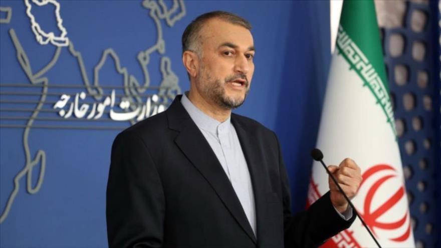 El canciller de Irán, Hosein Amir Abdolahian, ofrece una rueda de prensa en Teherán, capital iraní, 27 de octubre de 2021.