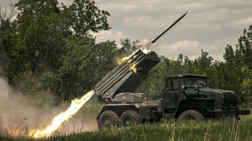 Tropas ucranianas disparan cohetes MLRS tierra-tierra hacia posiciones rusas en la región de Donbás, 7 de junio de 2022. (Foto: AFP)
