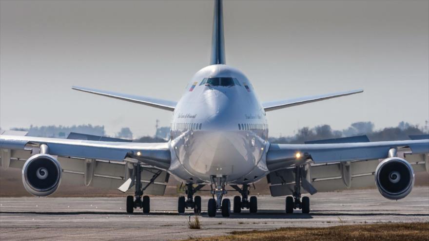 Vista del Boeing 747-300 registrado con el número YV3531 de la aerolínea venezolana Emtrasur en el aeropuerto internacional de Córdoba, Argentina, 6 de junio de 2022. (Foto: AFP)