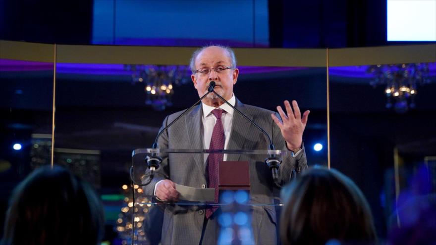 Atacan a Salman Rushdie, escritor blasfemo contra el Islam | HISPANTV