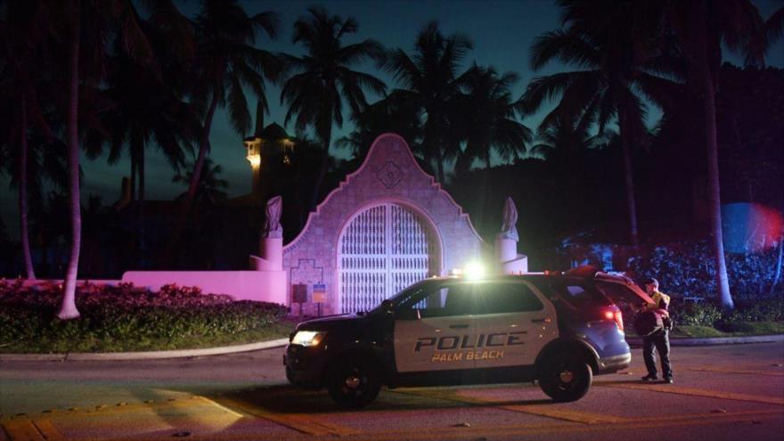 Un coche de la policía de Palm Beach frente a la residencia de Donald Trump en Florida. (Foto: EFE)