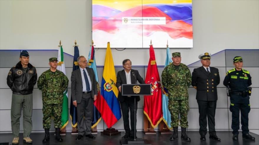 El presidente de Colombia, Gustavo Petro (centro), en ceremonia de presentación de la cúpula militar, Bogotá, 12 de agosto de 2022. (Foto: AFP)
