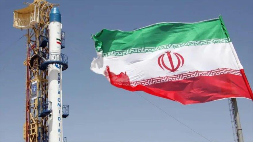 El cohete portador de satélites Safir antes del lanzamiento en el centro espacial de Irán en Teherán en 2009.