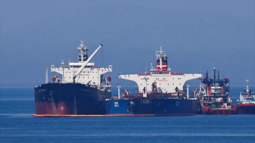 El petrolero Pegas, que recientemente cambió su nombre a LANA, se ve frente al puerto griego de Karystos, 26 de mayo de 2022. (Foto: Reuters)