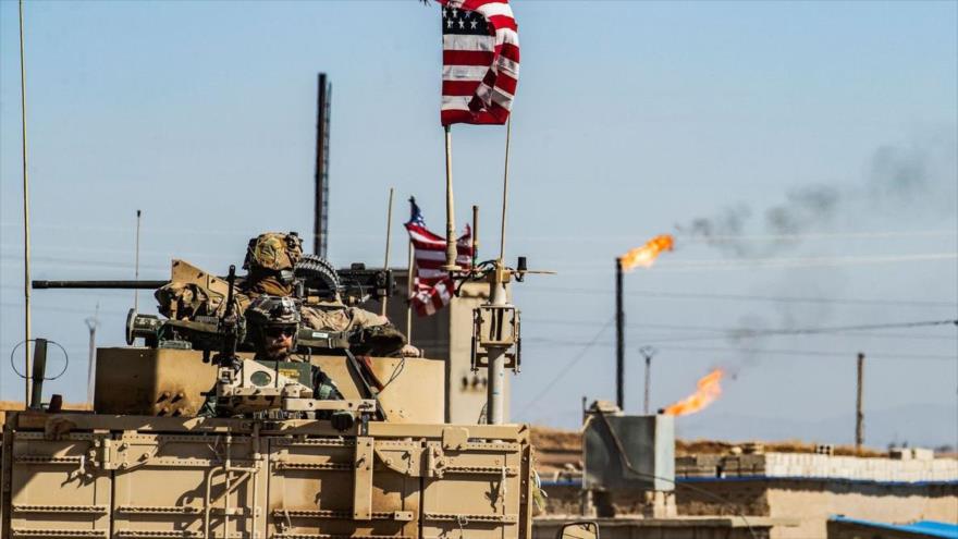 Un vehículo blindado estadounidense frente a un pozo de petróleo en la gobernación de Al-Hasaka, en Siria, 6 de noviembre de 2019. (Foto: AFP)