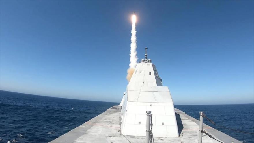 El buque de guerra USS Zumwalt de la Marina estadounidense realiza un disparo de prueba de un misil.
