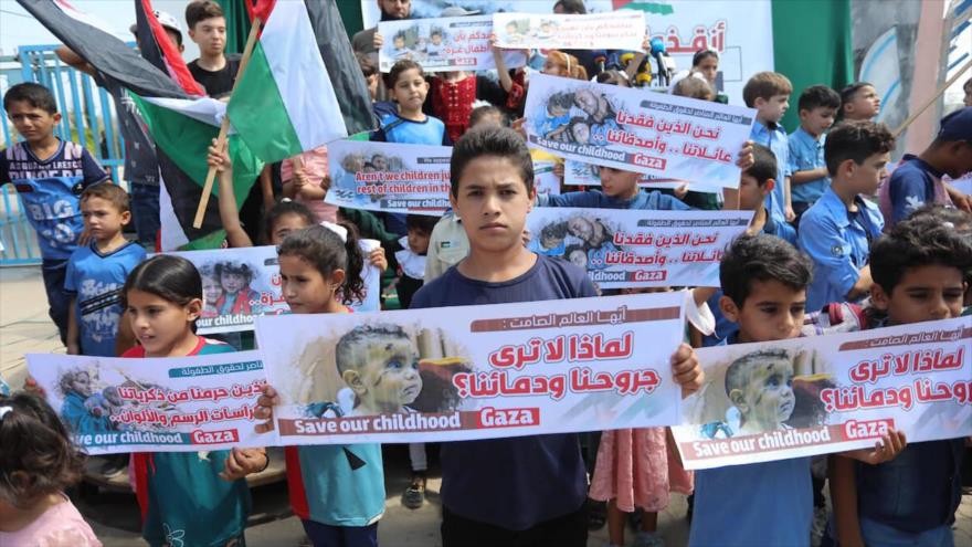 Niños palestinos protestan contra las agresiones y el bloqueo israelí contra la Franja de Gaza, 24 de agosto de 2021. (Foto: APA)